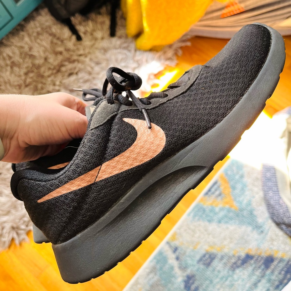 Nike sneakers women’s 9
